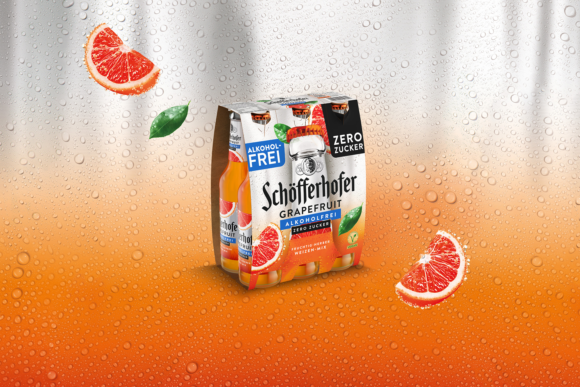 Ein Schöfferhofer Grapefruit Alkoholfrei Zero Sixpack vor betautem orange silbernem Hintergrund.