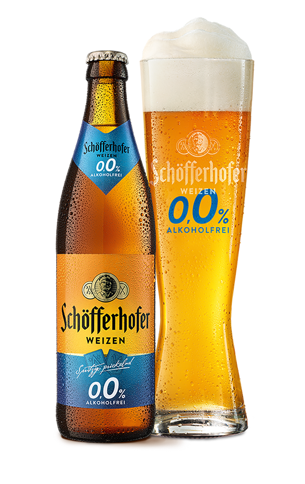 Ein Flasche neben einem vollen Glas Bier mit Schaum auf weißem Hintergrund.