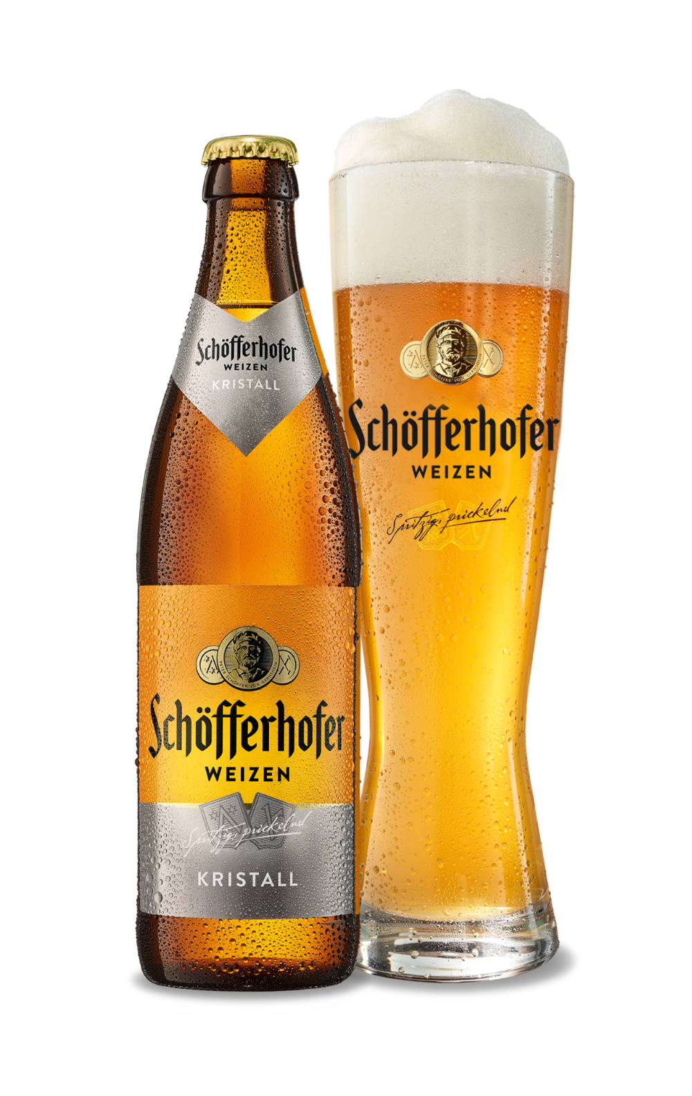 Eine verschlossene Bierflasche neben einem vollen Glas Bier stehen auf weißem Hintergrund.