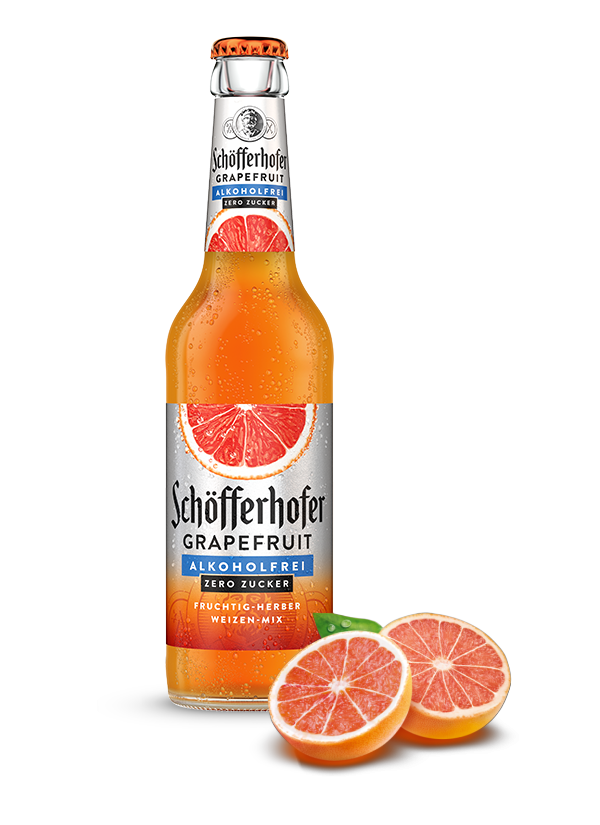 Eine Flasche Getränk mit der Aufschrift Grapefruit Alkoholfrei Zero Zucker steht neben zwei halbierten Grapefruits.