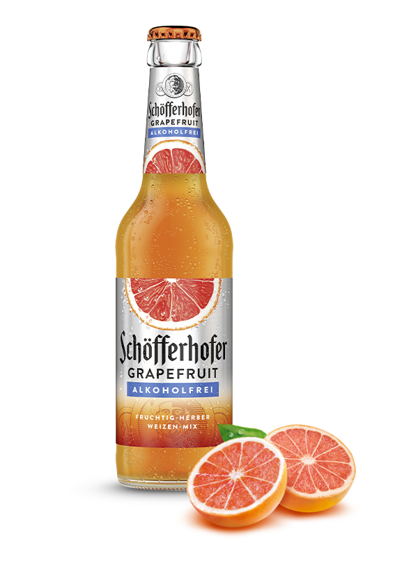 Eine Flasche Getränk steht neben zwei halbierten Grapefruits auf einem weißen Hintergrund.