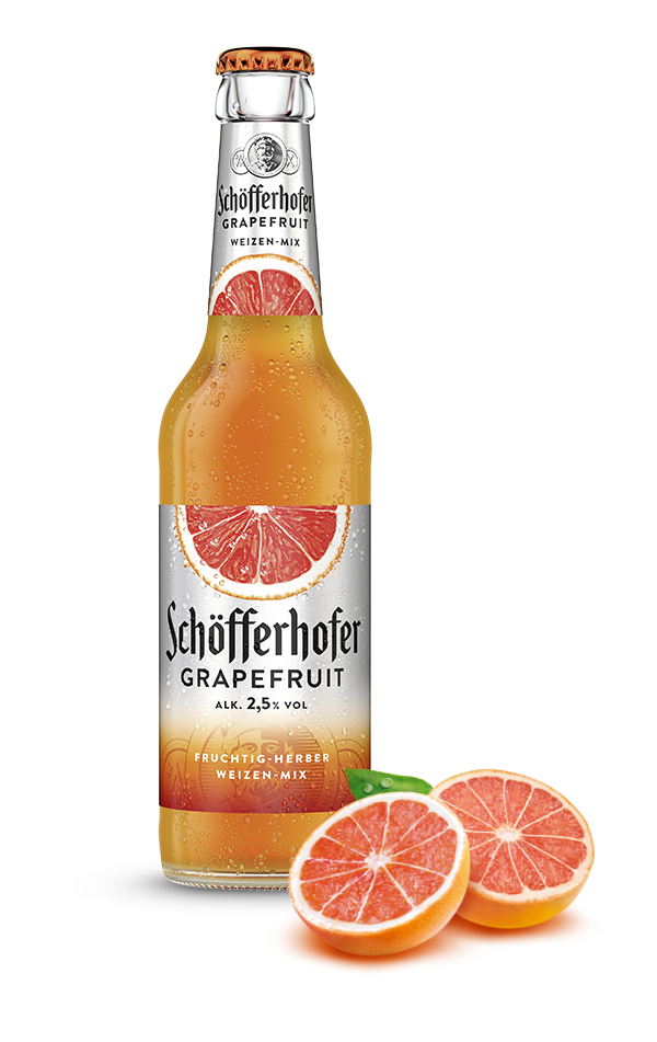 Eine Flasche Grapefruit-Weizen-Mixgetränk steht neben zwei Grapefruithälften.