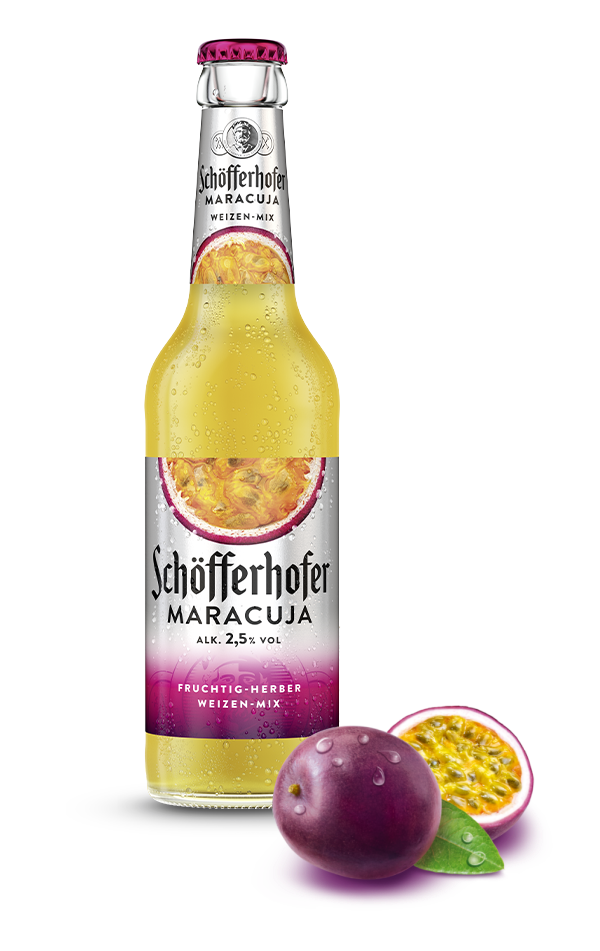 Eine Flasche eines fruchtigen Getränks steht neben einer frisch geschnittenen Passionsfrucht.