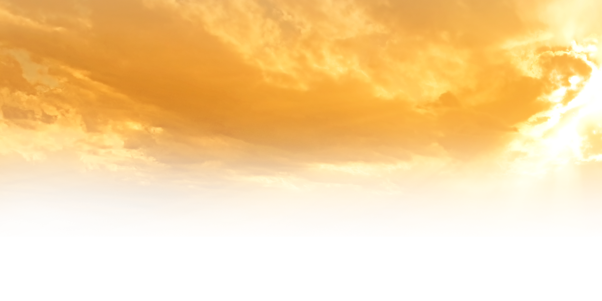 Ein strahlender Himmel ist in warmen Orange- und Gelbtönen beleuchtet.