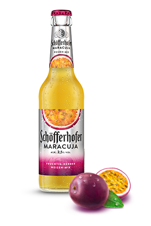 Eine Flasche Fruchtgetränk der Marke Schöfferhofer steht neben einer aufgeschnittenen Maracuja und einer ganzen Frucht.