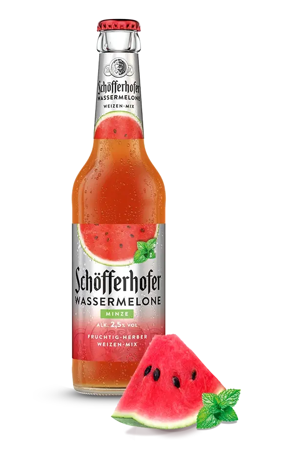 Eine Flasche eines fruchtigen Getränks steht neben einer Wassermelonenscheibe mit Minzblättern.
