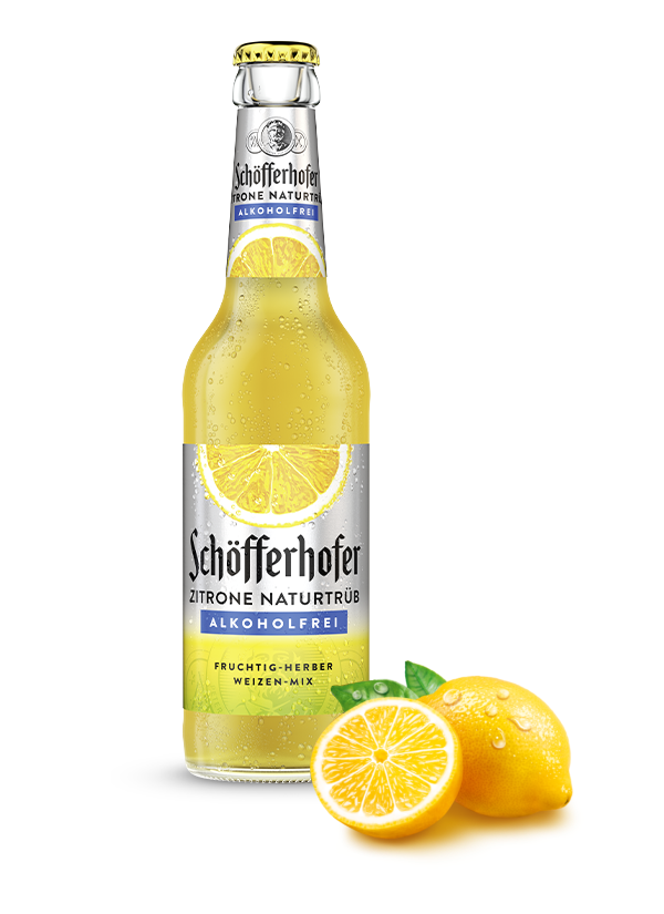 Eine Flasche alkoholfreies Zitronengetränk steht neben einer aufgeschnittenen Zitrone.