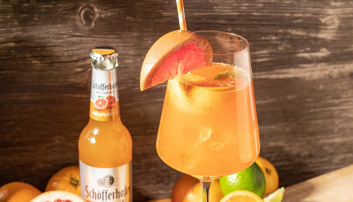 Ein erfrischendes Grapefruitgetränk wird in einem Weinglas serviert, garniert mit einer Grapefruitscheibe.